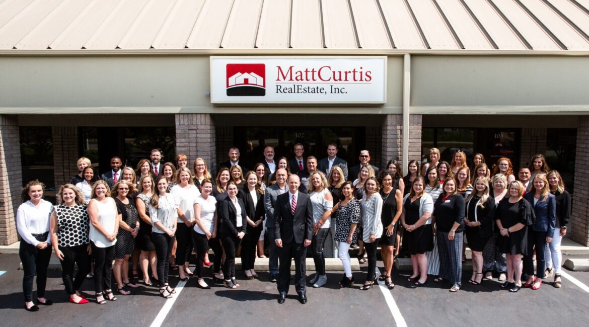 picture of a large real estate team depicting a broker that wants to grow a real estate brokerage by recruiting more agents using mnky.agency's real estate agent recruitment agency and pay-per-transaction recruitment model.